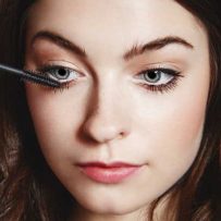 Does putting mascara on your bottom lashes make your eyes look bigger?