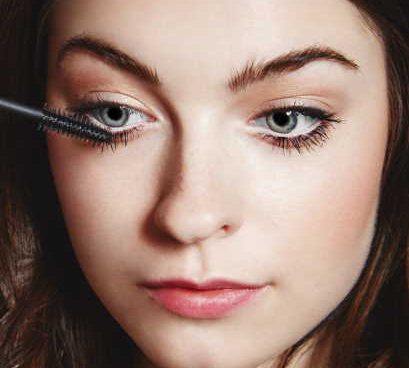 Does putting mascara on your bottom lashes make your eyes look bigger?